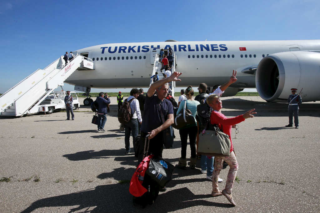 Самолет турция сегодня. Самолет Турция. Турецкие авиалинии. Turkish Airlines самолеты. Посадка людей в самолет.