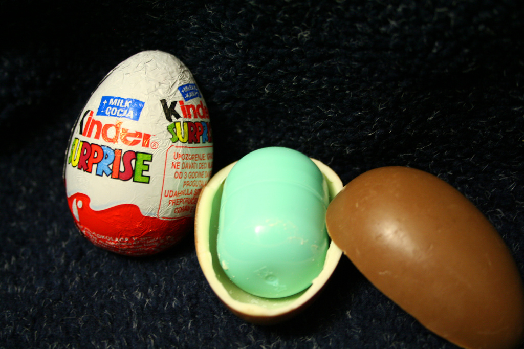Цветом киндеры. Киндер сюрприз. Яйцо Киндер сюрприз. Шоколадное яйцо. Старые киндеры.