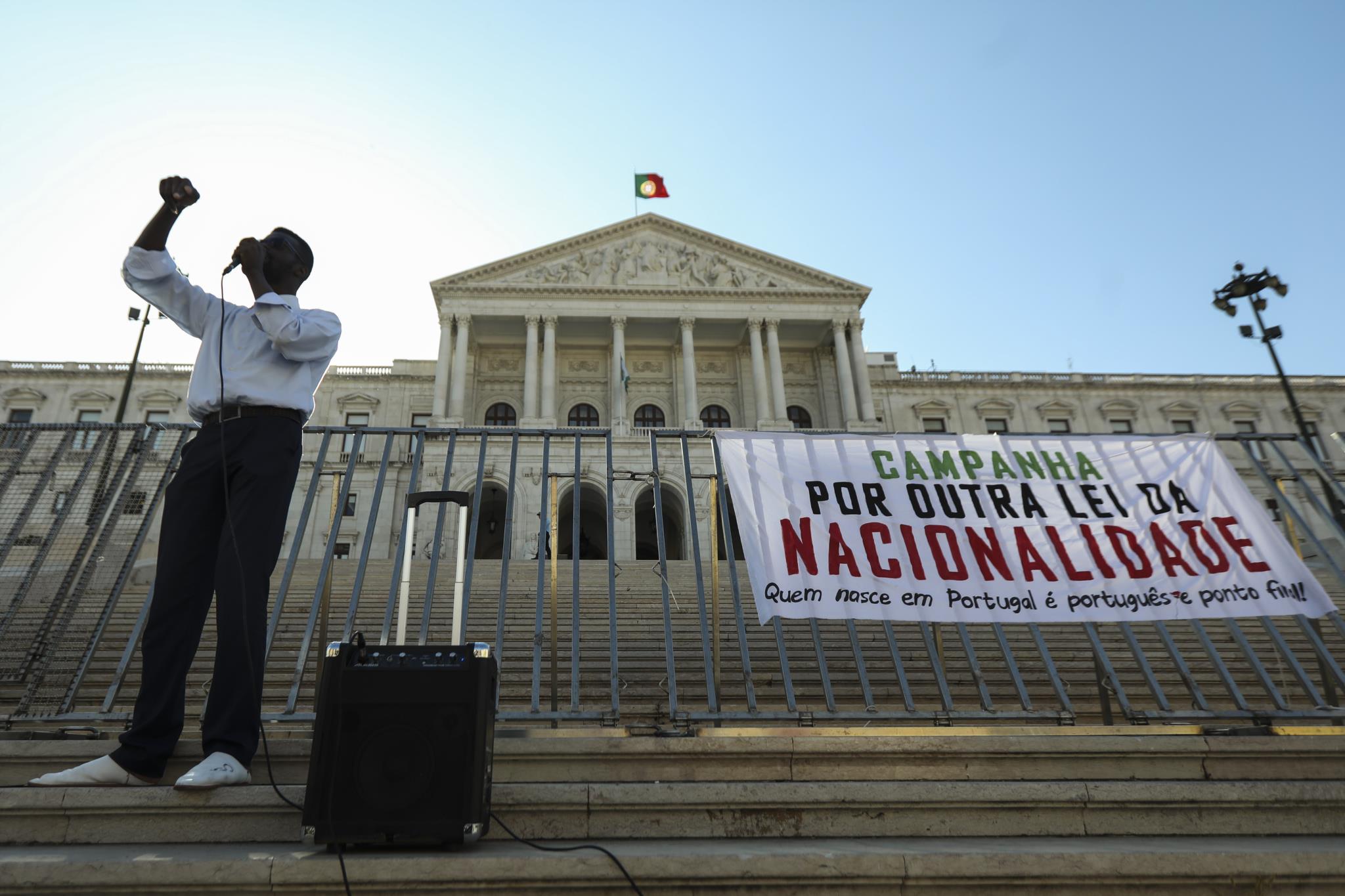 Concentra&ccedil;&atilde;o no Parlamento exige que quem nas&ccedil;a em Portugal seja portugu&ecirc;s  | Portugal | P&Uacute;BLICO