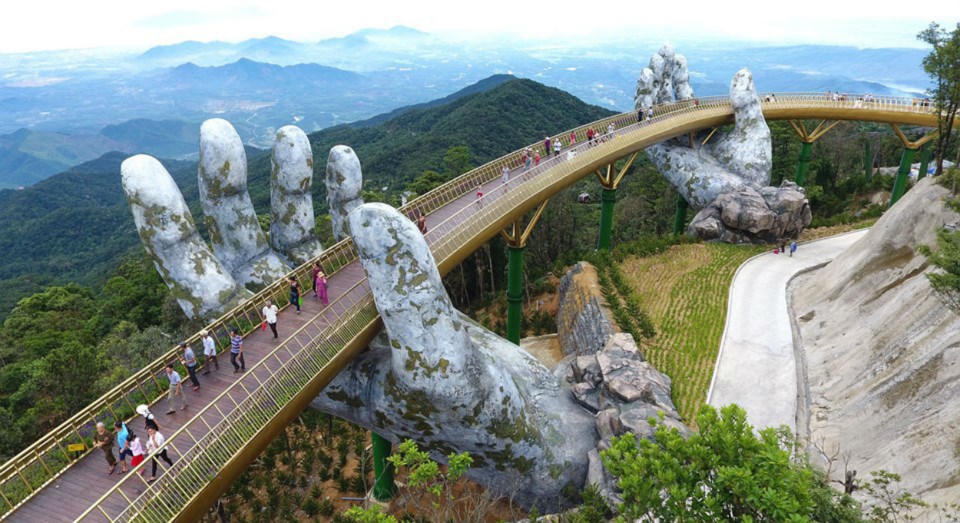 No Vietname mora uma ponte apoiada por mãos gigantes ...