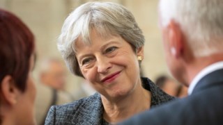Theresa May enfrenta uma dura batalha em Westminster para fazer passar o seu plano para o "Brexit"