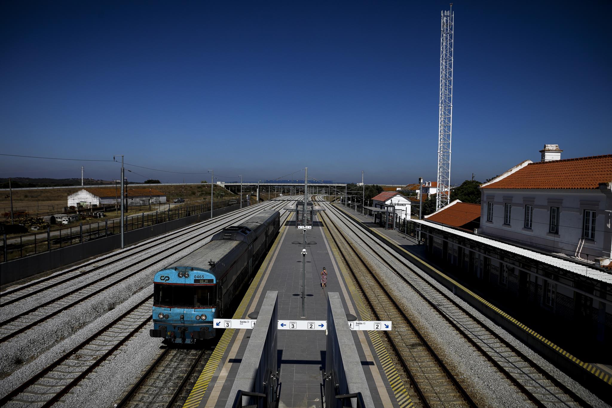 CP paga estacionamento por locomotivas que considera sucata, Comboios