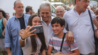À chegada à Festa do <i>Avante!</i> Jerónimo de Sousa tirou fotografias e selfies com crianças e outros participantes 