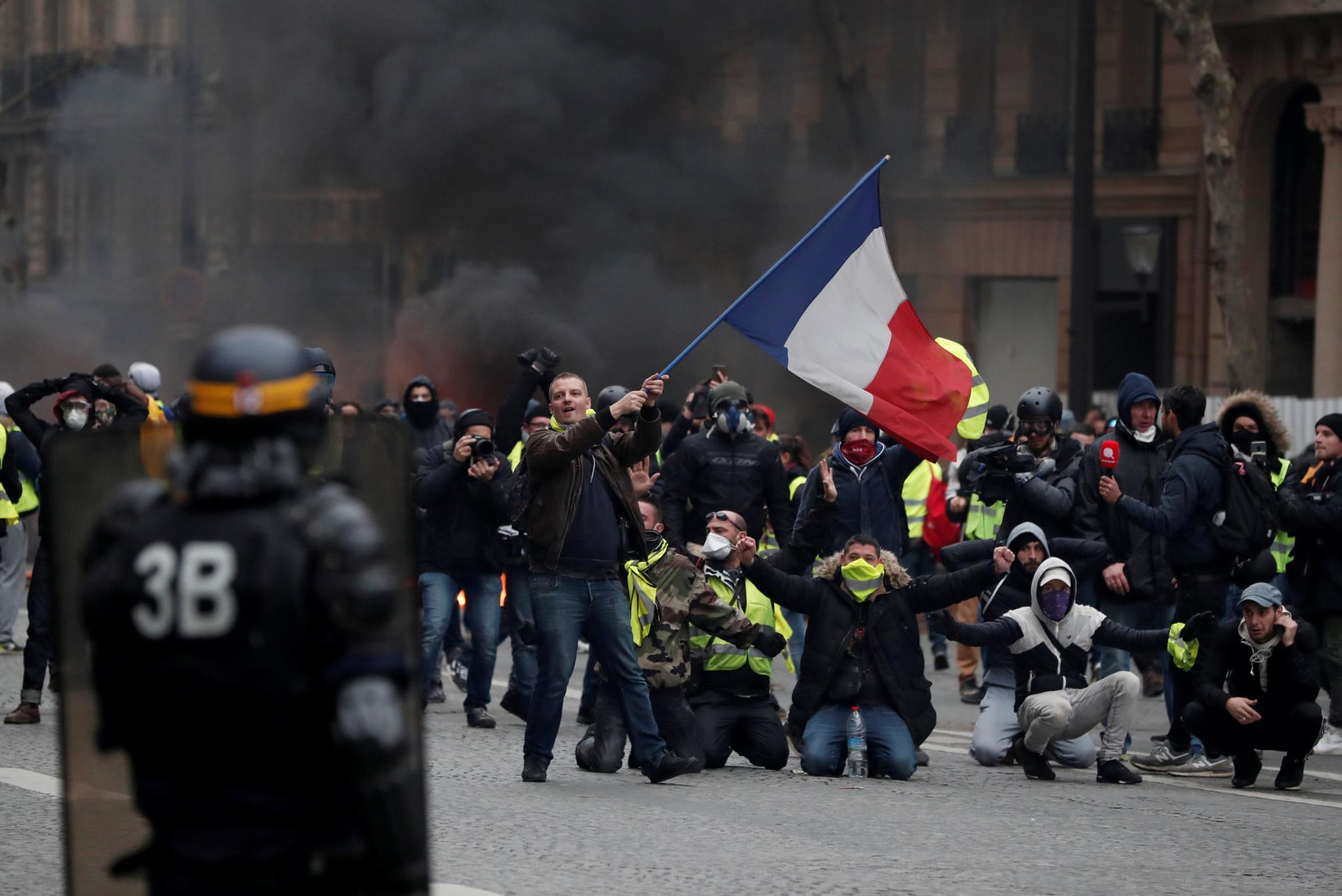 Франция объявила. Митинги желтых жилетов во Франции. Жёлтые жилеты во Франции разгон. Протесты во Франции 2020.