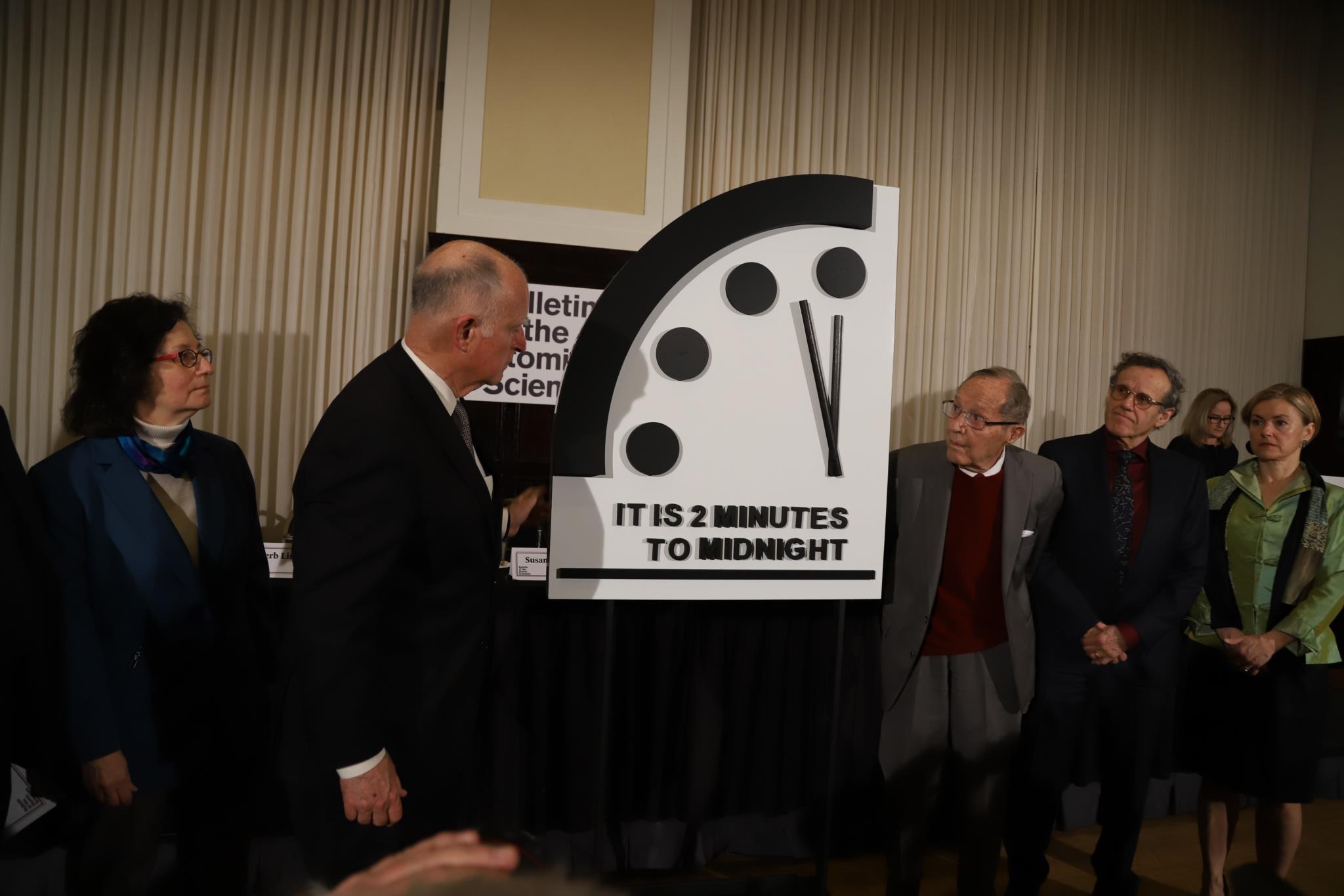 Сколько часов судного дня. Часы Судного дня 1947. «Бюллетень учёных-атомщиков» часы Судного дня. Часы до Судного дня. Часы до атомной войны.