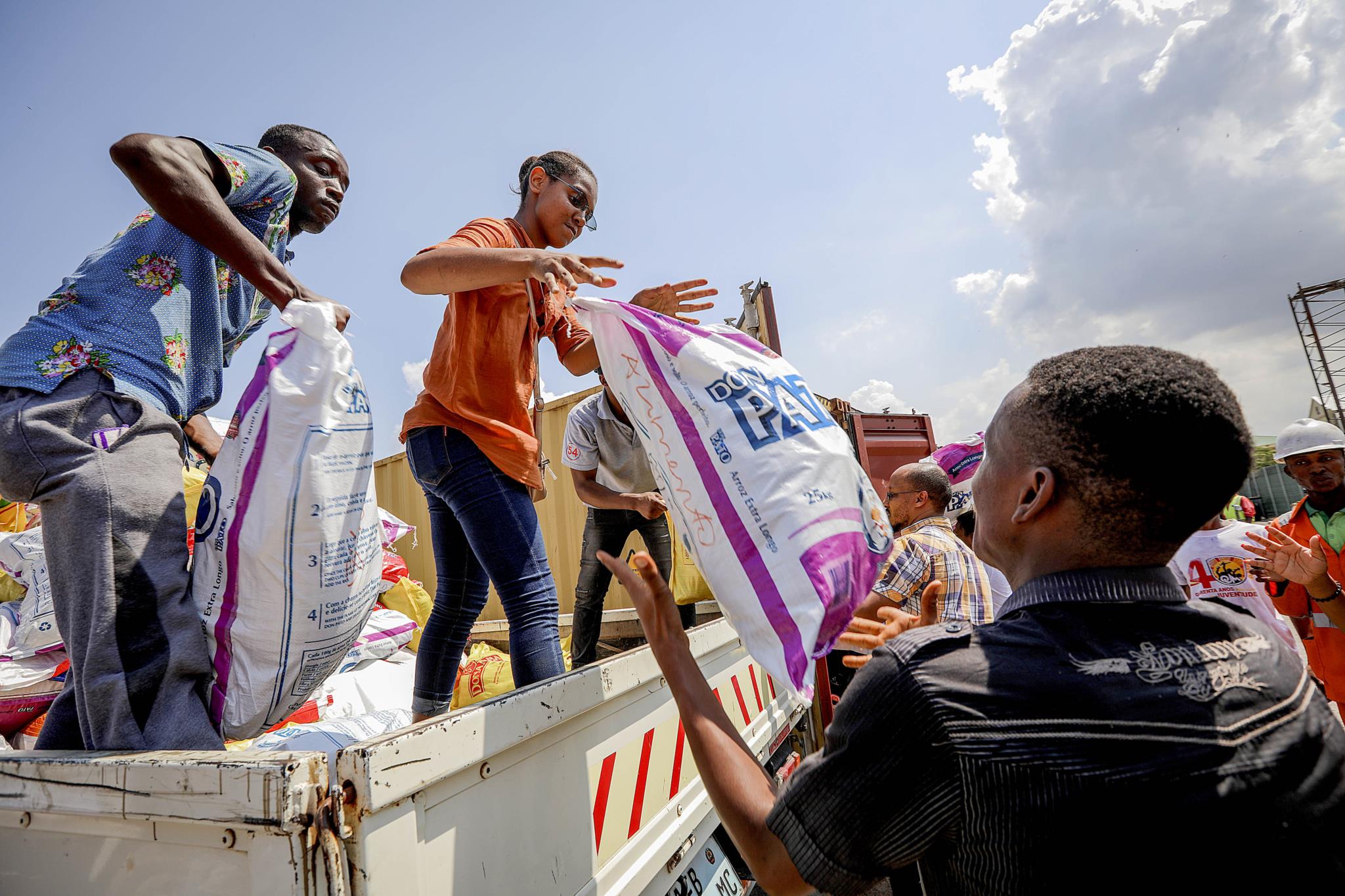 caption Store homework Quer ajudar vítimas de ciclone em Moçambique? Saiba como doar dinheiro,  roupas ou alimentos | Ciclone Idai | PÚBLICO