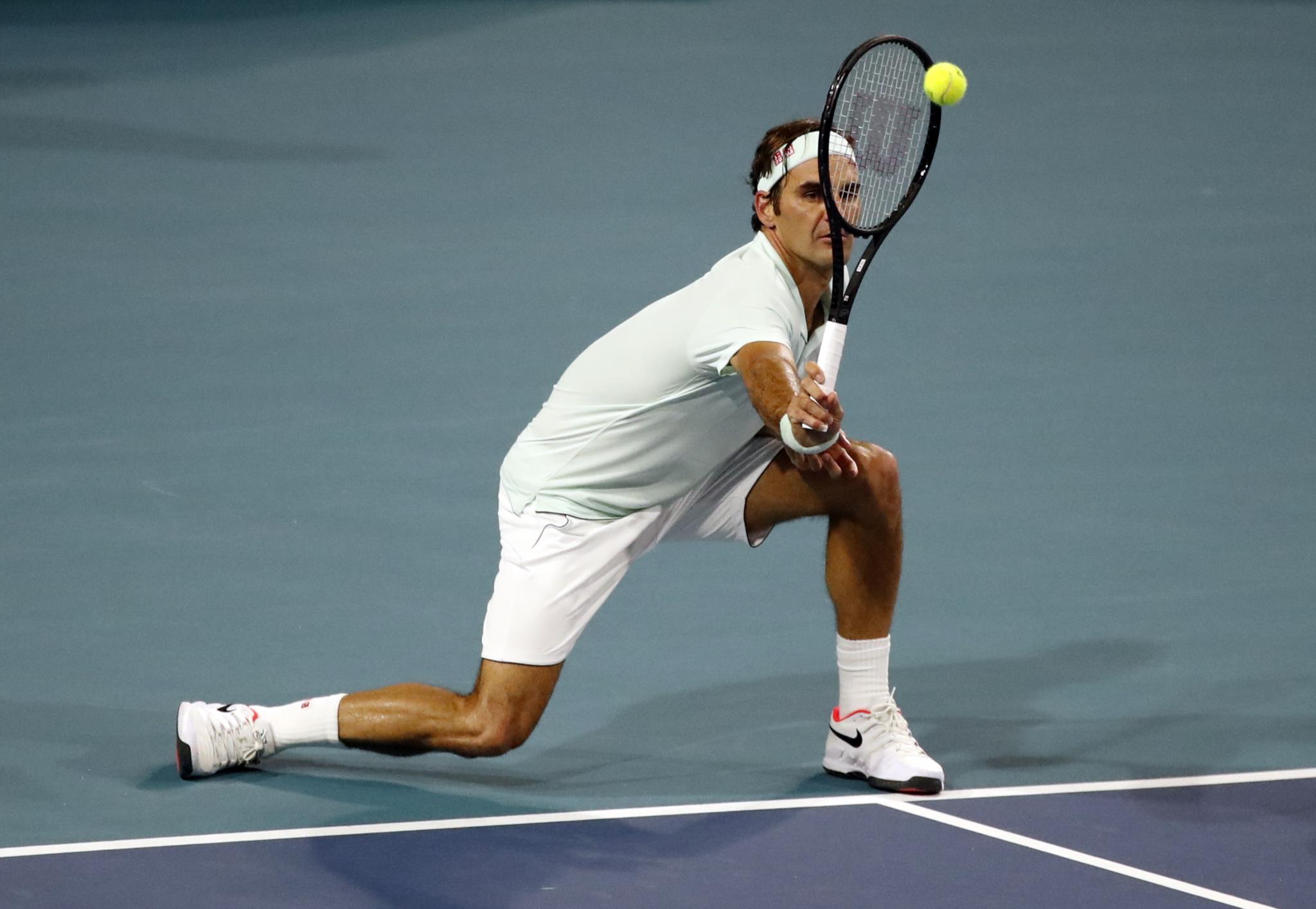 Tenista Roger Federer se detaca em partida de tênis em Dubai 