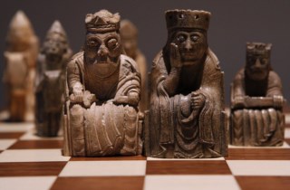tabuleiro de xadrez com figuras testemunham companheiro em três
