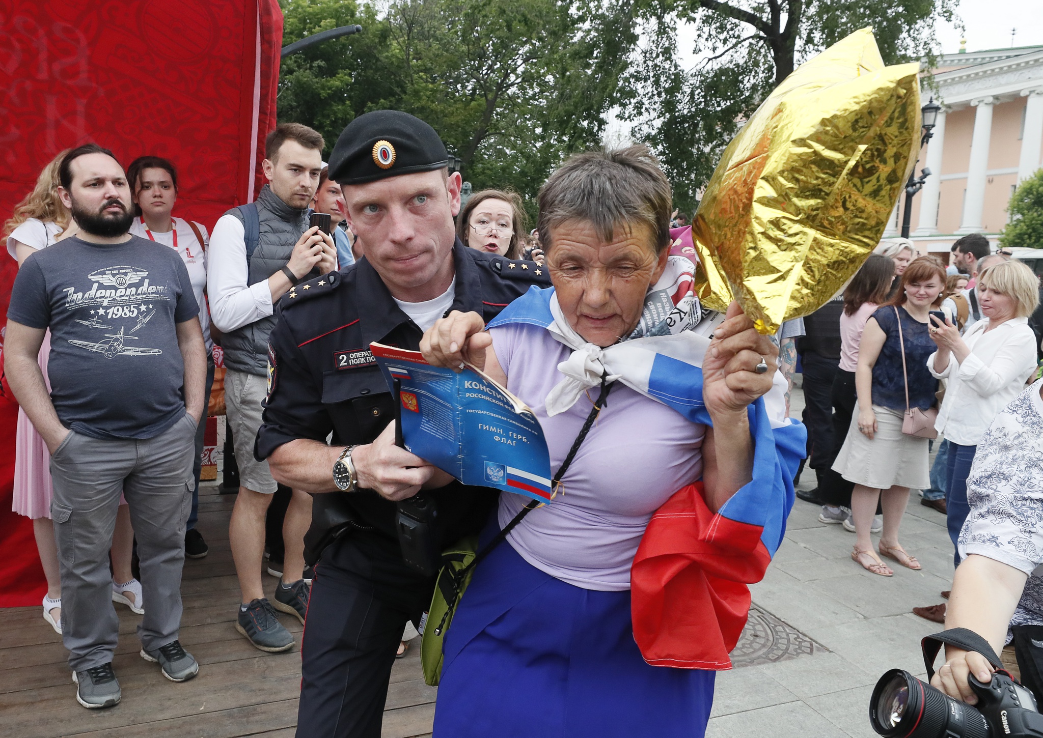 Perto de 400 pessoas detidas em Moscovo em marcha de apoio a Golunov Rússia PÚBL