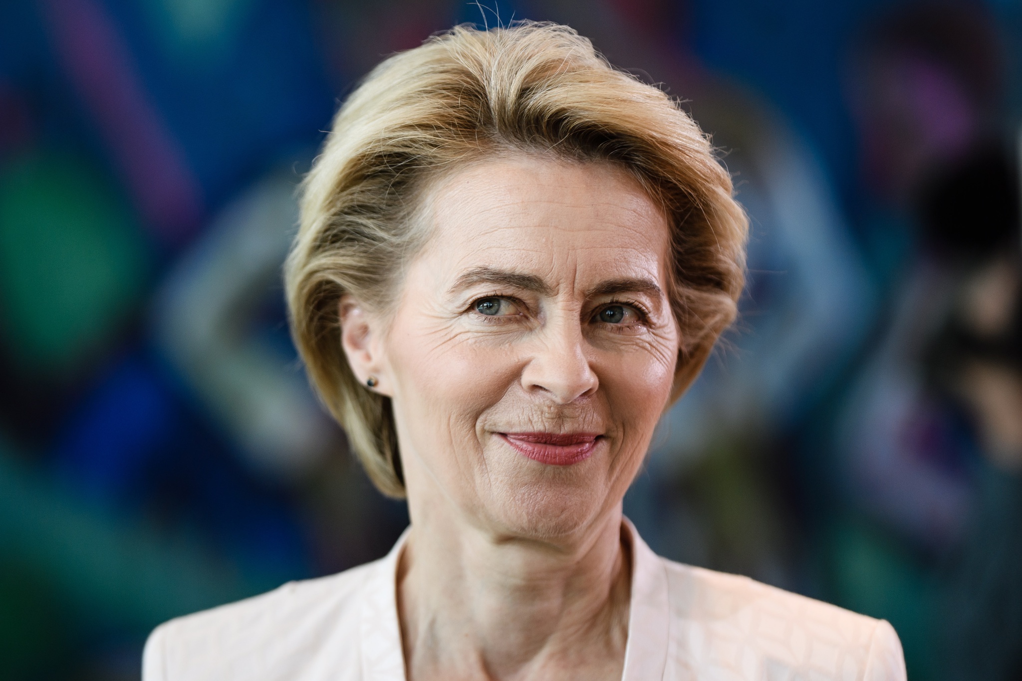 Von leyen. Урсула фон дер Лейен. Хайко фон дер Ляйен. Урсула фон дер Ляйен ножки. Урсула фон дер Ляйен с детьми.