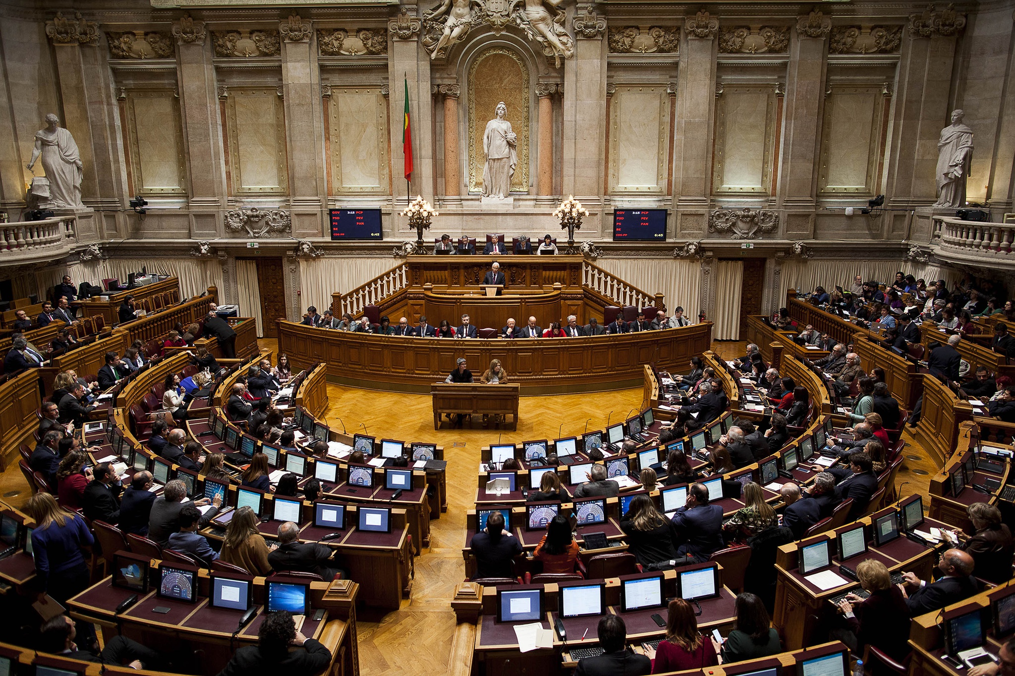 Парламент принимает. Парламент Португалии. Парламент Люксембурга зал. Парламент Республика это. Совет министров Португалии.