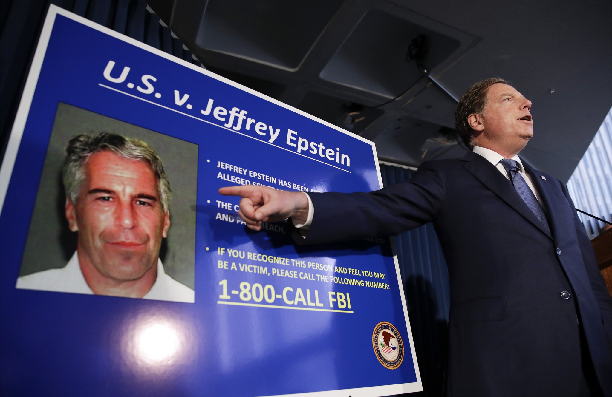 Autópsia de Jeffrey Epstein revela que tinha vários ossos quebrados no  pescoço, Internacional