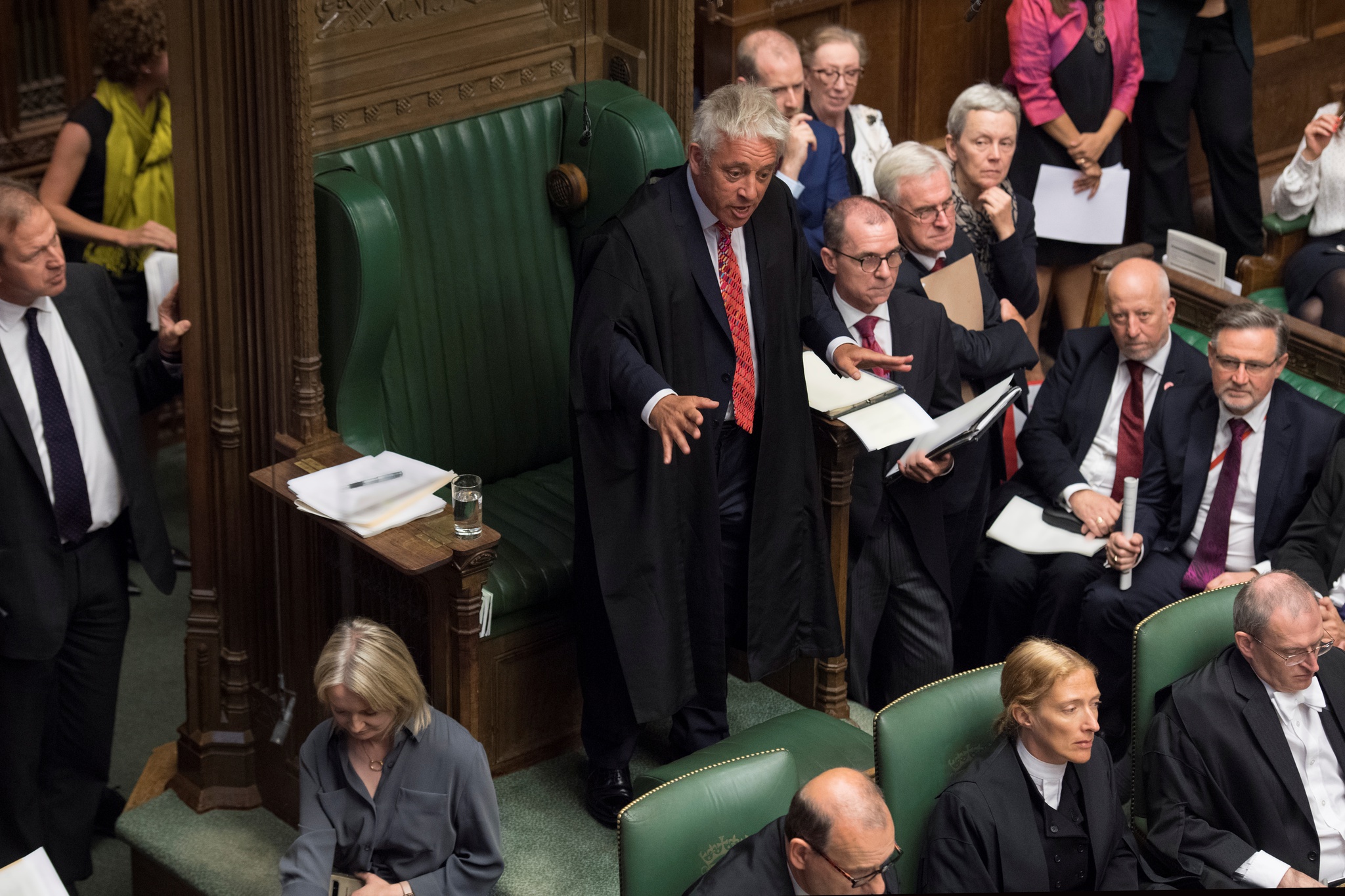 Member of parliament is. Джон Беркоу спикер палаты общин Великобритании. Палаты общин (House of Commons). Заседание палаты общин Великобритании. Спикер парламента Великобритании.