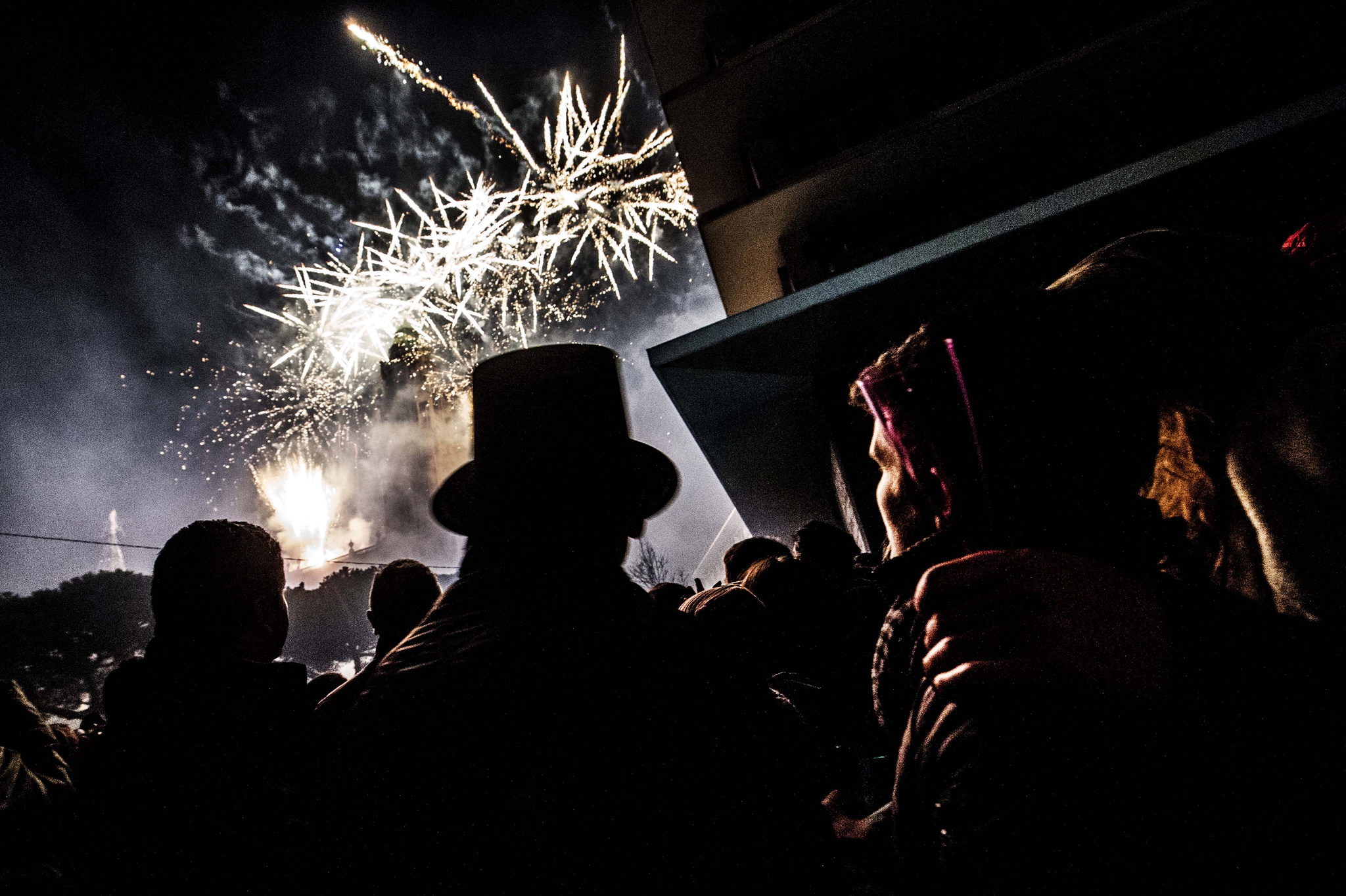 É certo soltar fogos de artifício de noite quando há jogos de