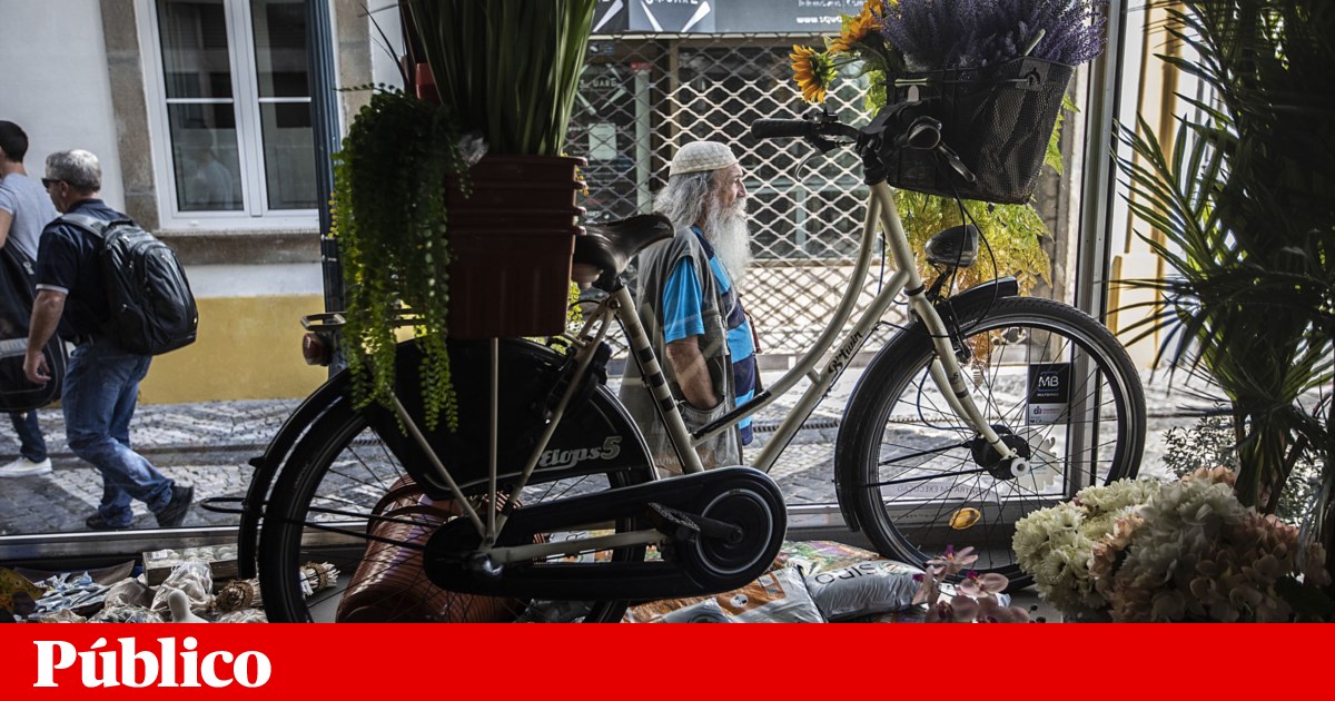 As bicicletas “estacionaram” nas montras de Aveiro