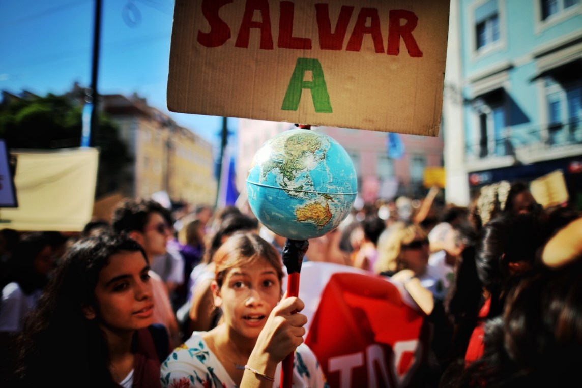 Resultado de imagem para A geração Instagram em peso na rua: "Salvem o planeta, acabem com o capitalismo"