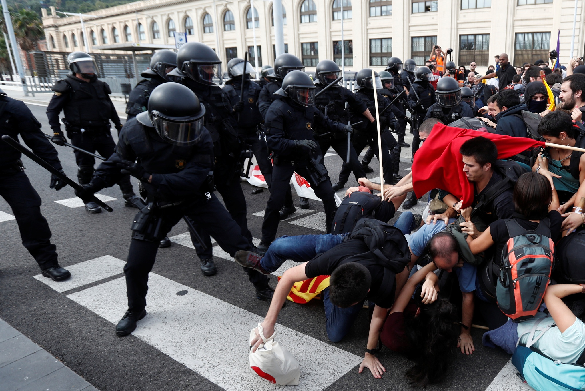 разгон митинга во франции