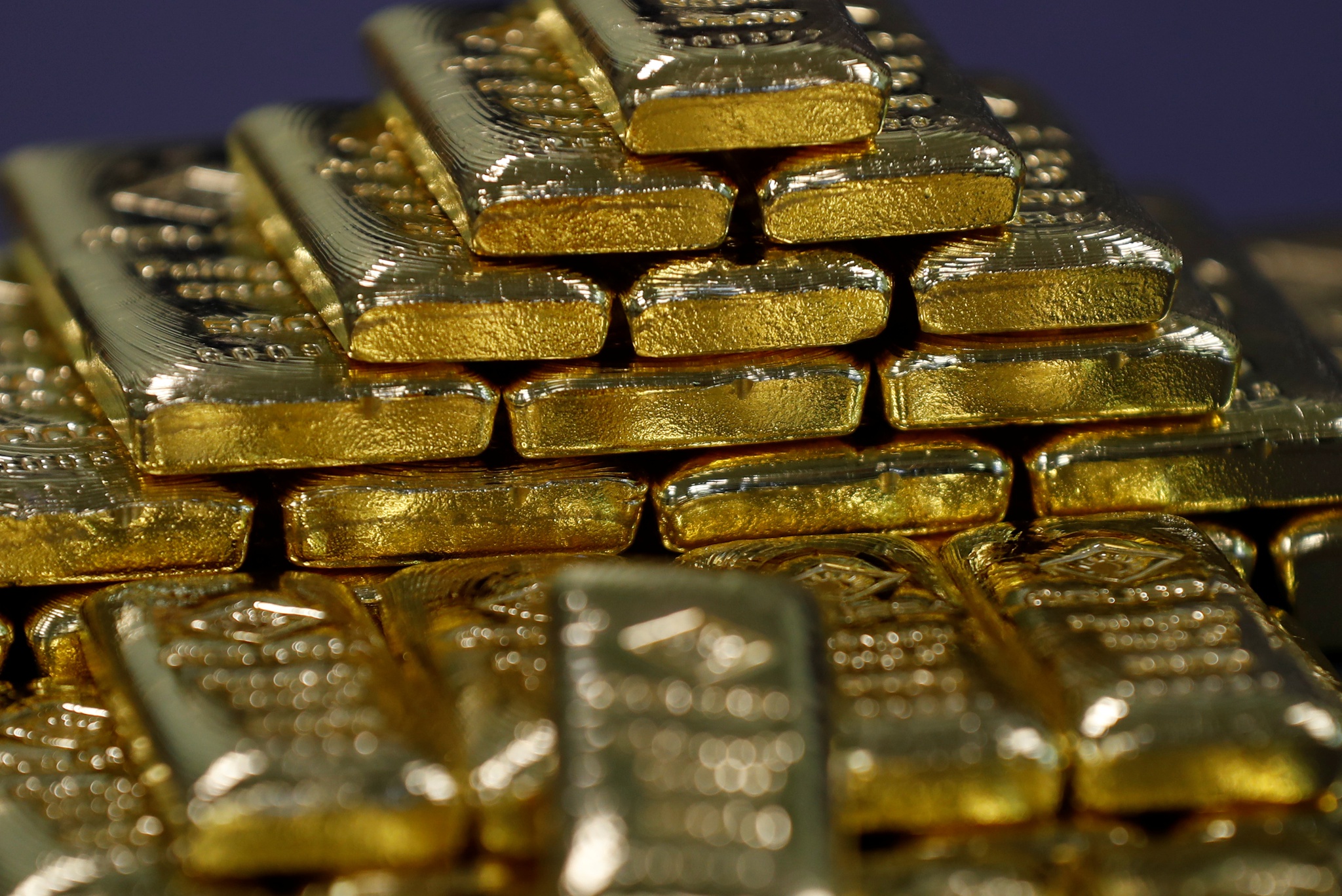 Золотой запас купить. Золотовалютные резервы Узбекистана. Золотовалютные резервы Индии. Слиток золота. Слиток золотой.