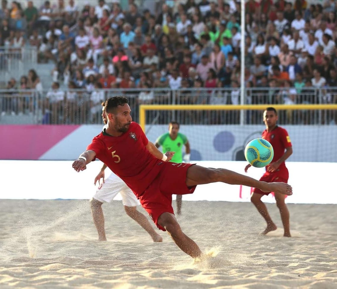 Melhor Jogador de futebol de praia do Mundo está novamente nomeado para o  prémio em 2021 – Região de Leiria