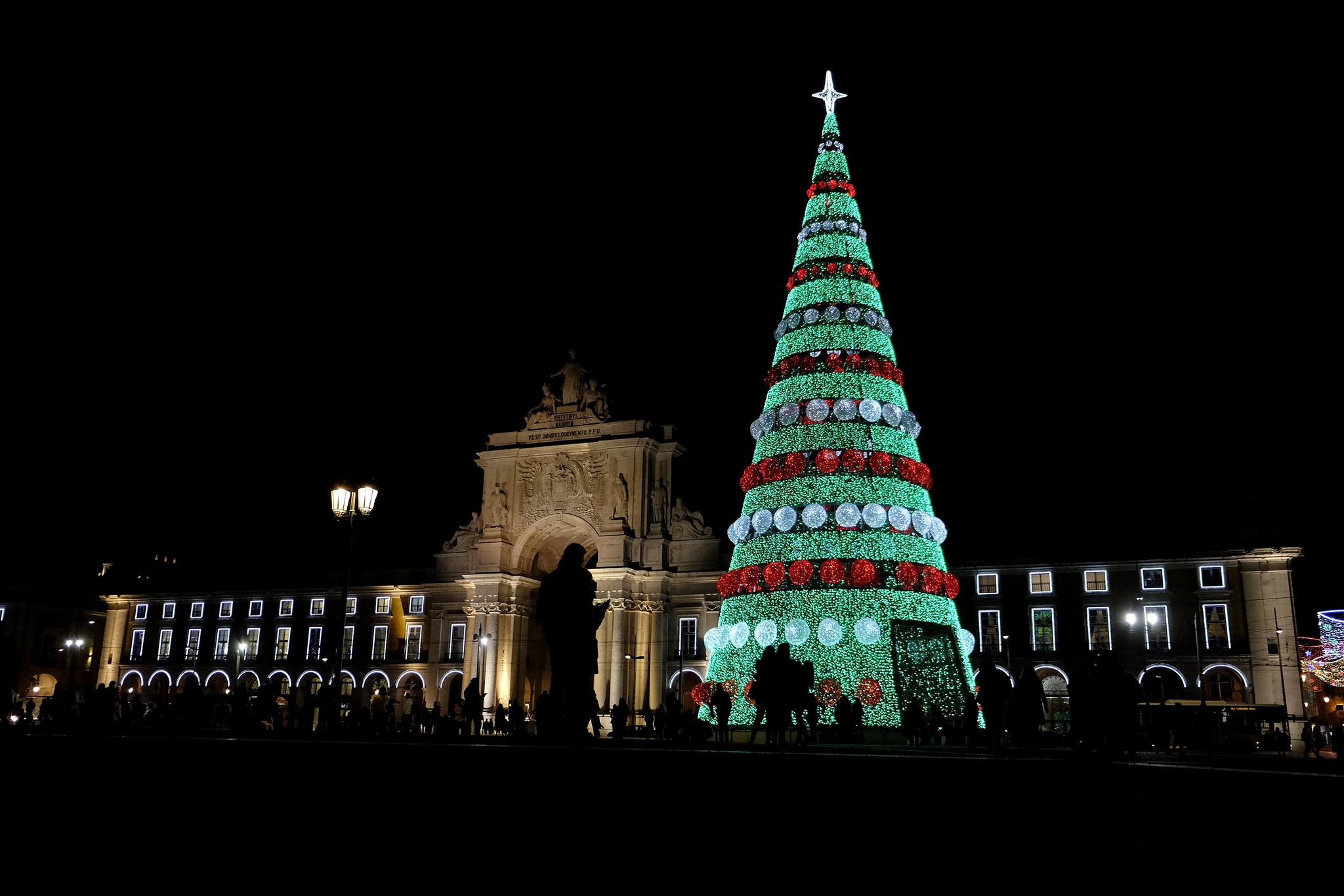 Lisboa acende 2 milhões e 350 mil luzes de Natal | Natal | PÚBLICO