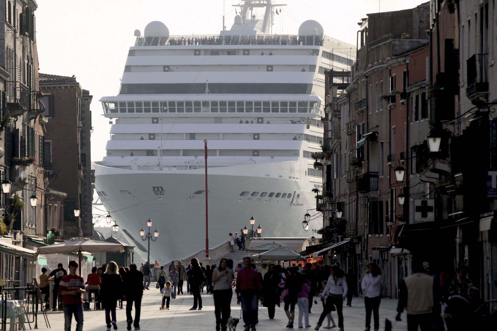 Лайнер в порту. Оазис морей заходит в порт Венеции. MSC magnifica в Венеции. Круизный лайнер MSC magnifica длиной 293 метра заходит в порт Венеции.. Круизный лайнер в порту Венеции.