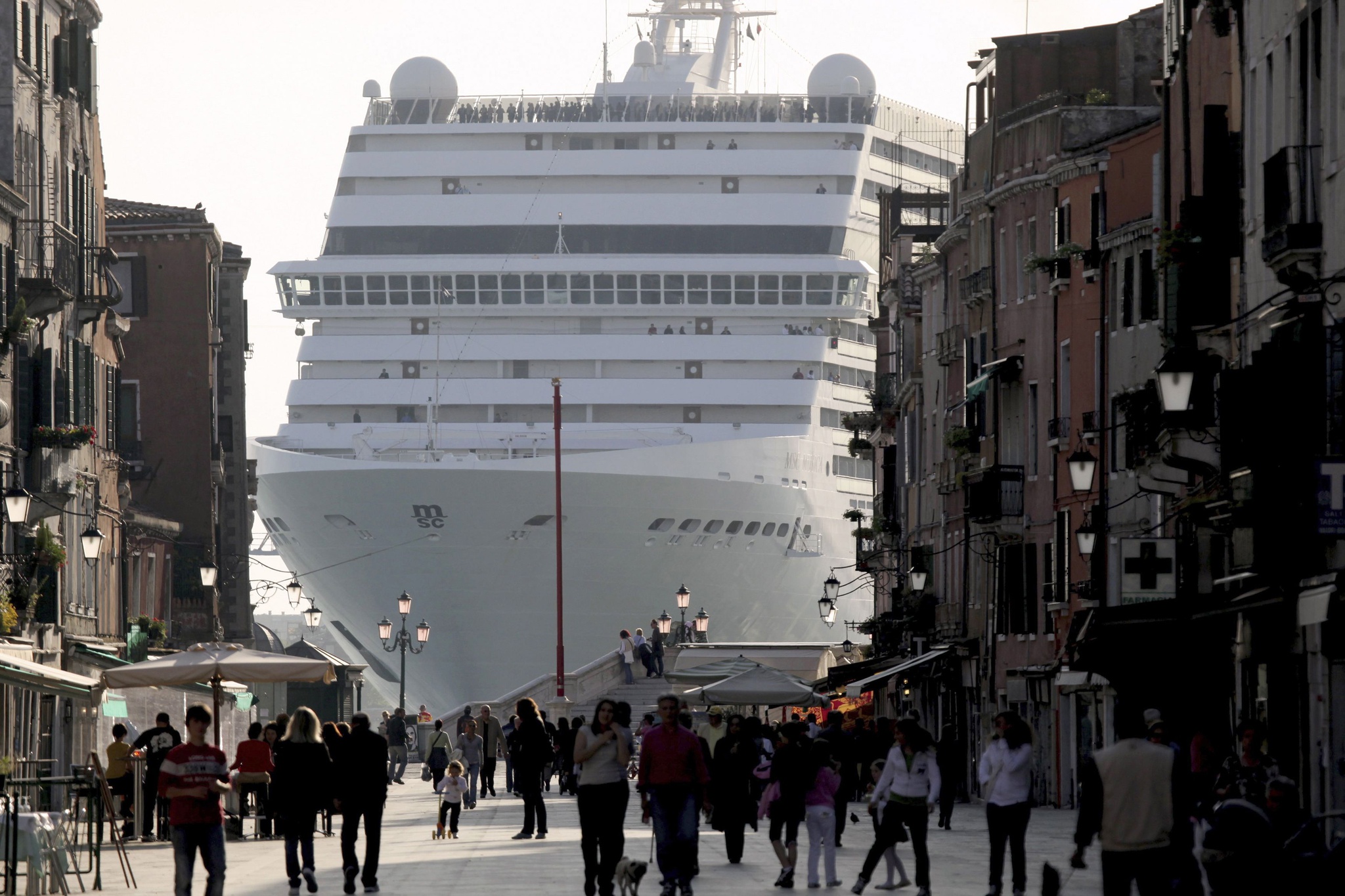 Лайнер италия. Круизный лайнер в Венеции. MSC magnifica в Венеции. Круизный лайнер заходит в порт Венеции. Круизный лайнер в порту Венеции.