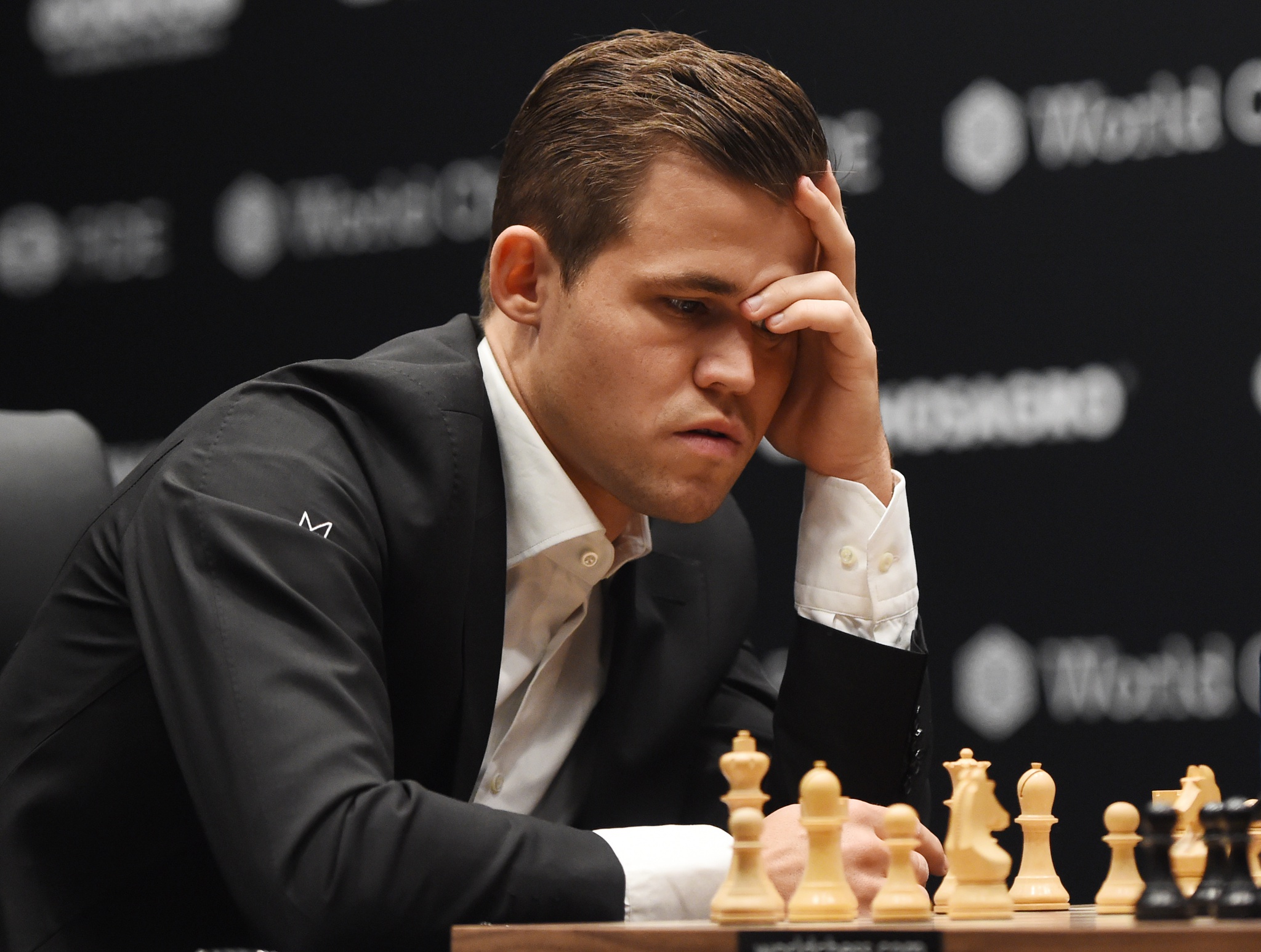 O CARA É MUITO BOM! Magnus Carlsen não dá chance! #shorts #xadrez 