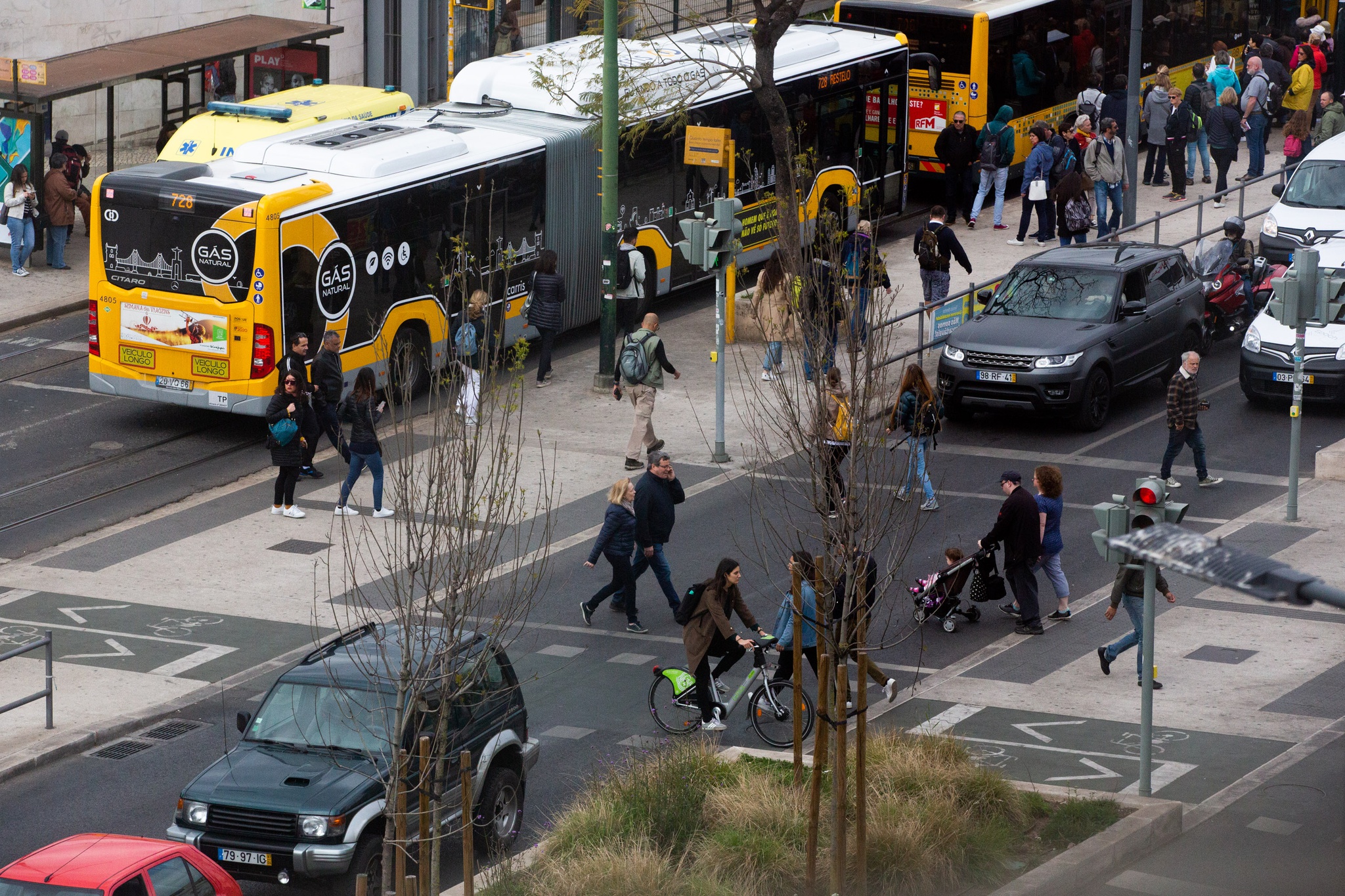 Mais um autocarro da Carris apedrejado em Lisboa - Vídeos - Correio da Manhã