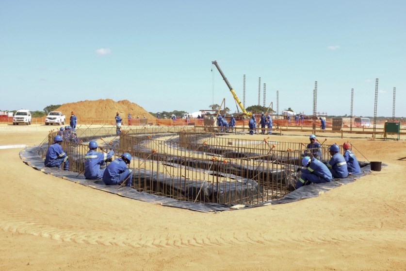 Obras de construção no projecto de implantação de uma fábrica de liquefacção de gás natural na península de Afungi, distrito de Palma
