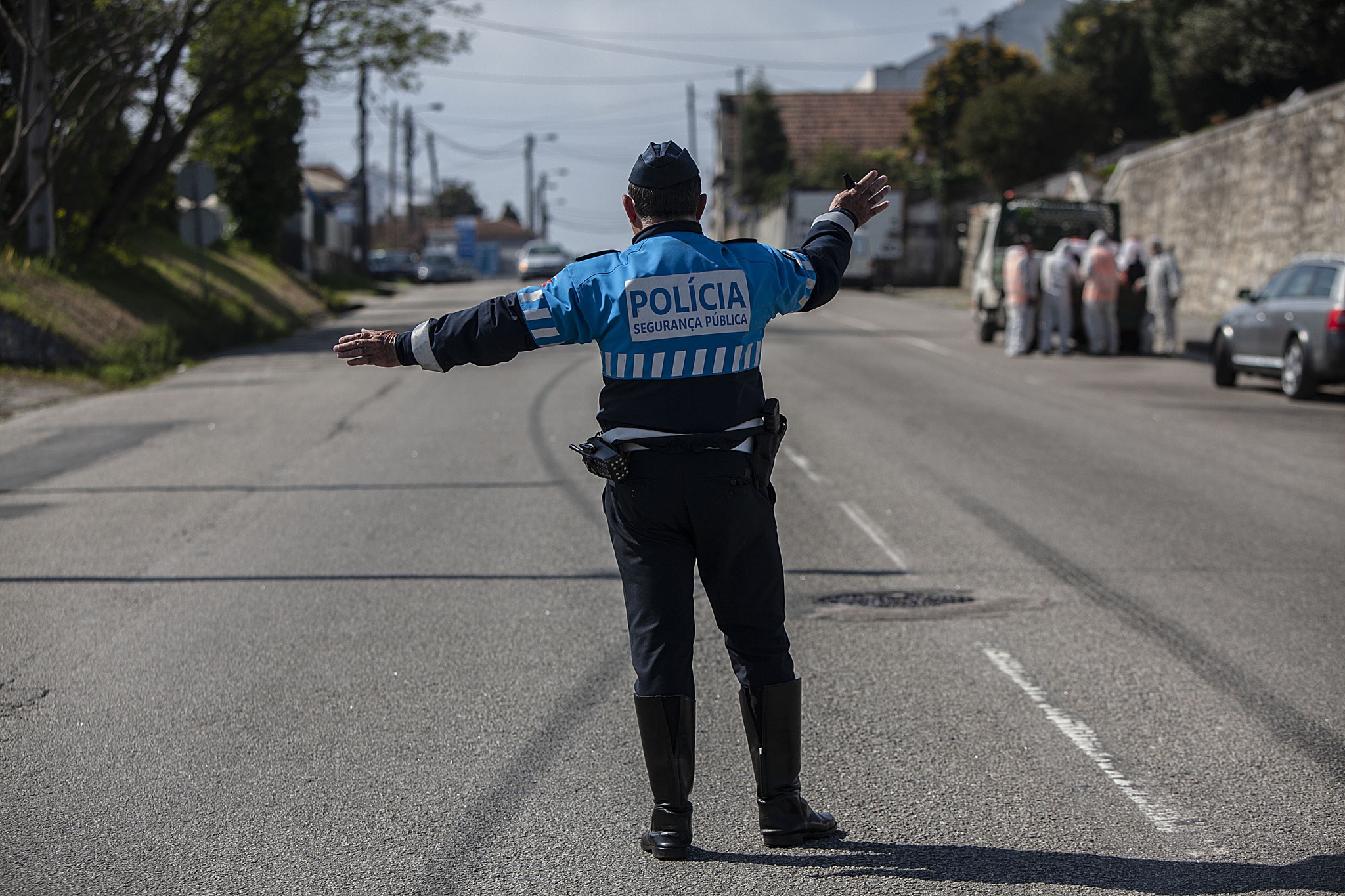 Fronteiras fechadas Espanha/Portugal/França. Polícia espanhola obriga  autocarro a regressar a Portugal - Radio Alfa