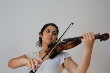 PÚBLICO - Sofia Bartolomeu, 16 anos, toca violino e clarinete