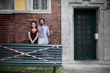PÚBLICO - Madalena e Guilherme à porta de casa, em Alvalade