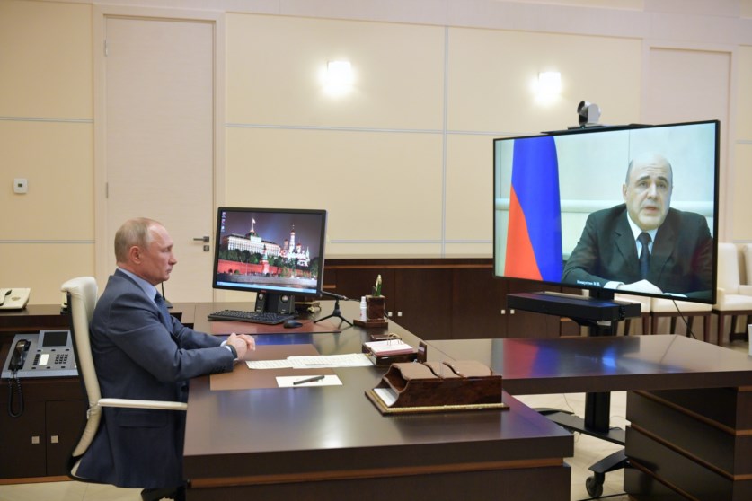 Momento em que Mikhail Mishustin dá confirmação do diagnóstico a Putin