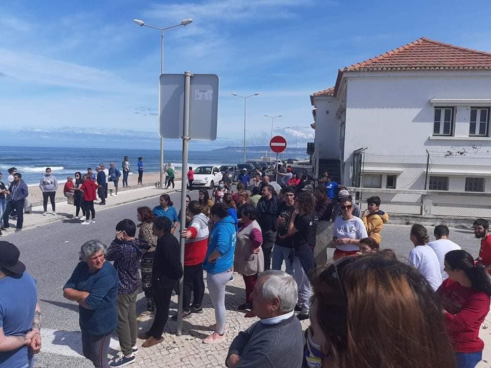 GNR desmobiliza centenas de pessoas que protestavam na Praia da ...