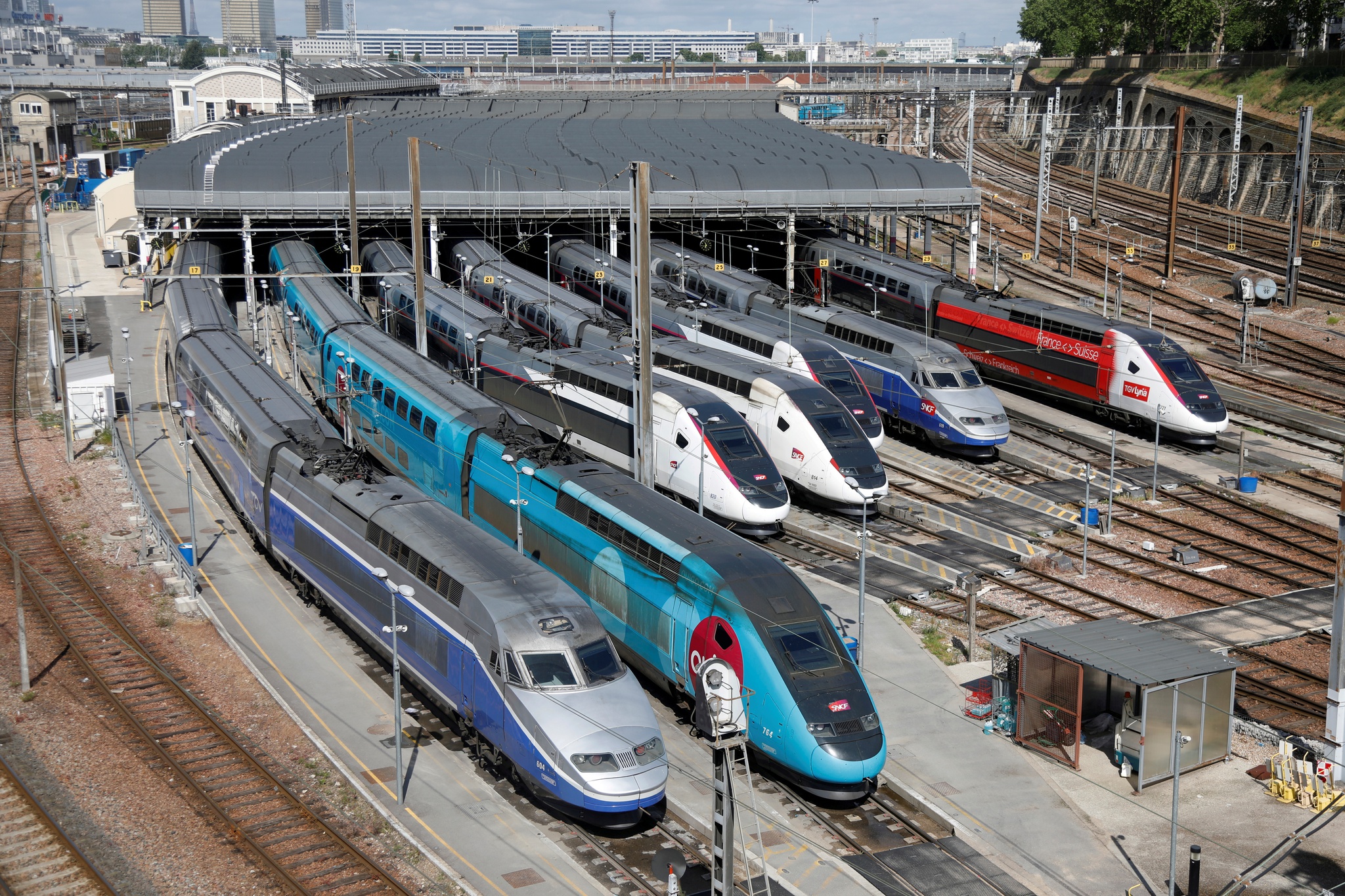 French train. SNCF Франция железная дорога. Скоростной поезд TGV Франция. Поезд ТЖВ Франция. Французские скоростные поезда TGV.