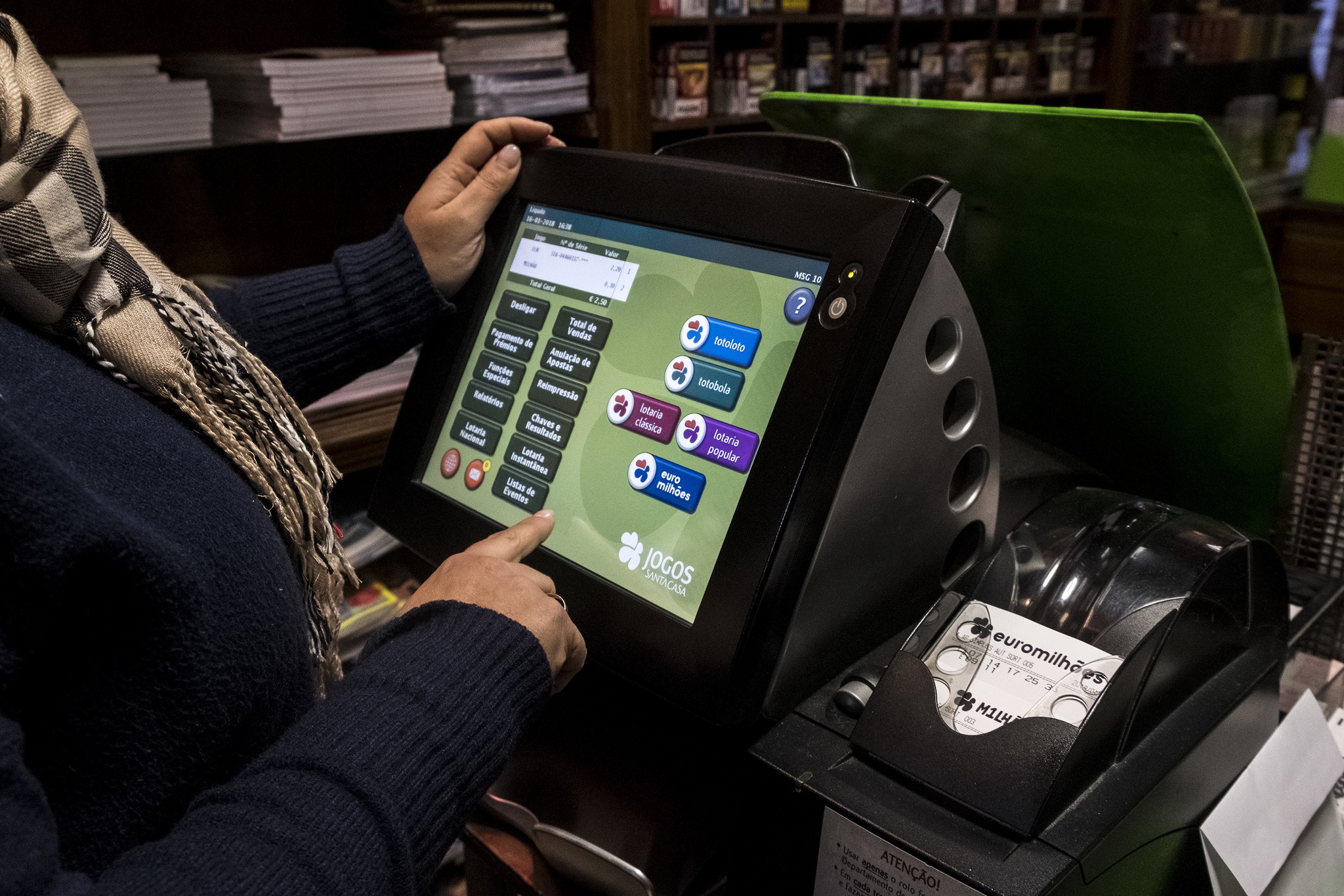 jackpot de 49 milhoes de euros do euromilhoes saiu a um apostador no estrangeiro euromilhoes publico