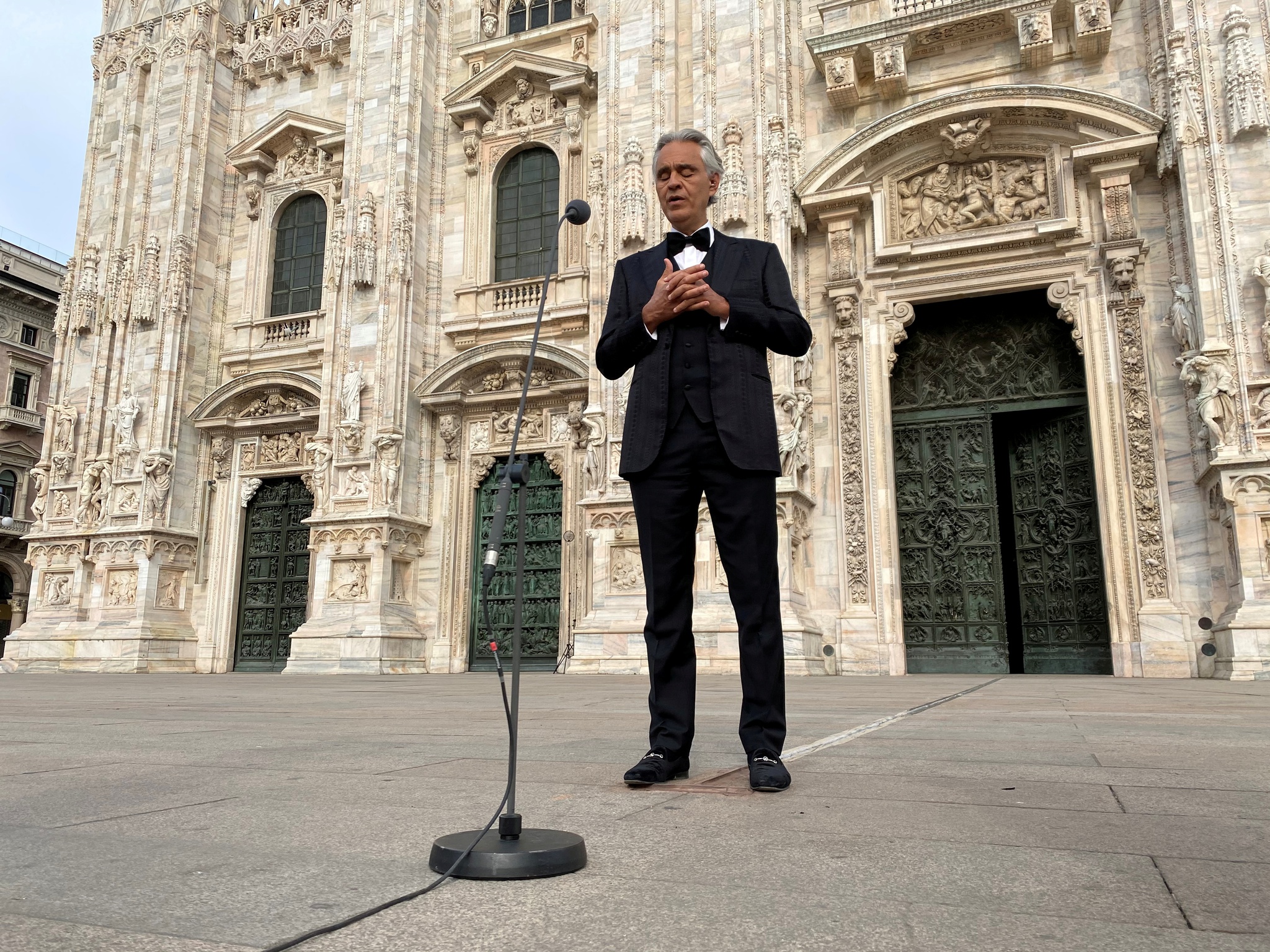 Andrea Bocelli canta en varios idiomas!