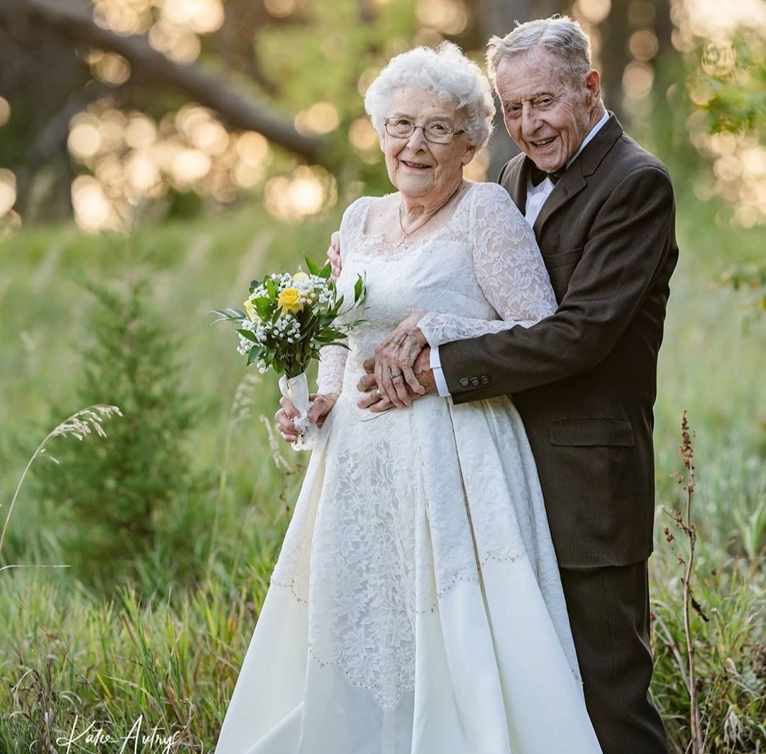 Bodas de diamante casal celebra 60 anos de casamento com regresso a 1960 Relações PÚBLICO Bodas de diamante casal celebra 60 anos de casamento com regresso a 1960 Relações PÚBLICO