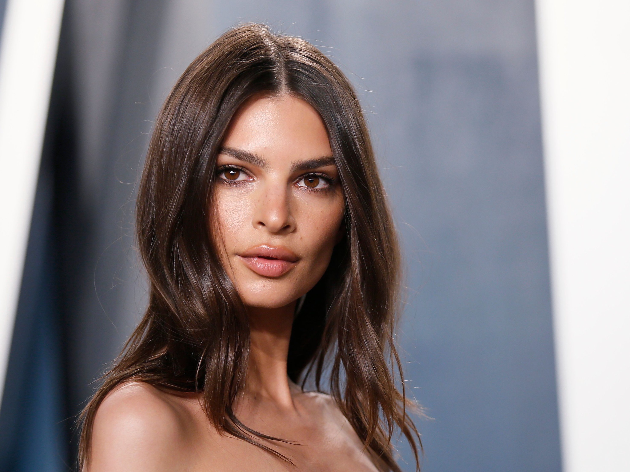 Emily Ratajkowski é modelo e ao ser fotografada foi perdendo o direito à  sua própria imagem | Fotografia | PÚBLICO