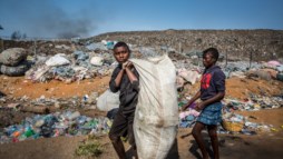 Em Moçambique, o plástico ajuda a estudar e matar a fome
