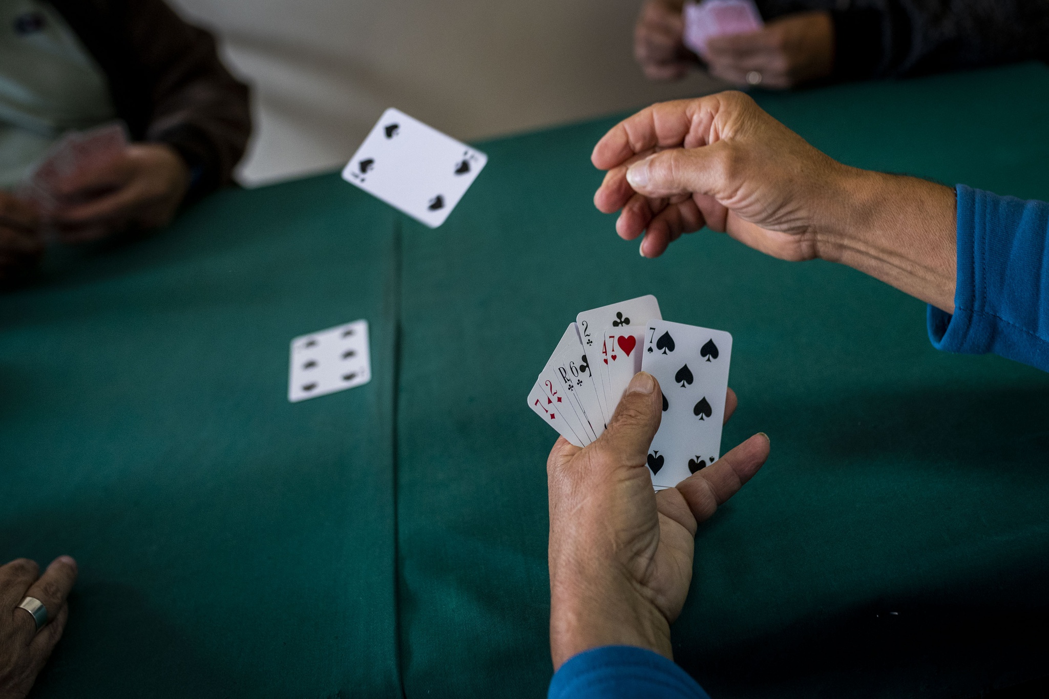 Novo surto de Covid-19 com origem em jogo de cartas entre idosos sem  máscara - Renascença
