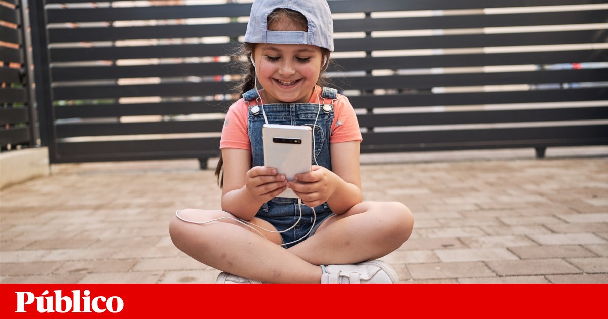 França aprova proposta lei para proteger o trabalho de crianças “influencers”