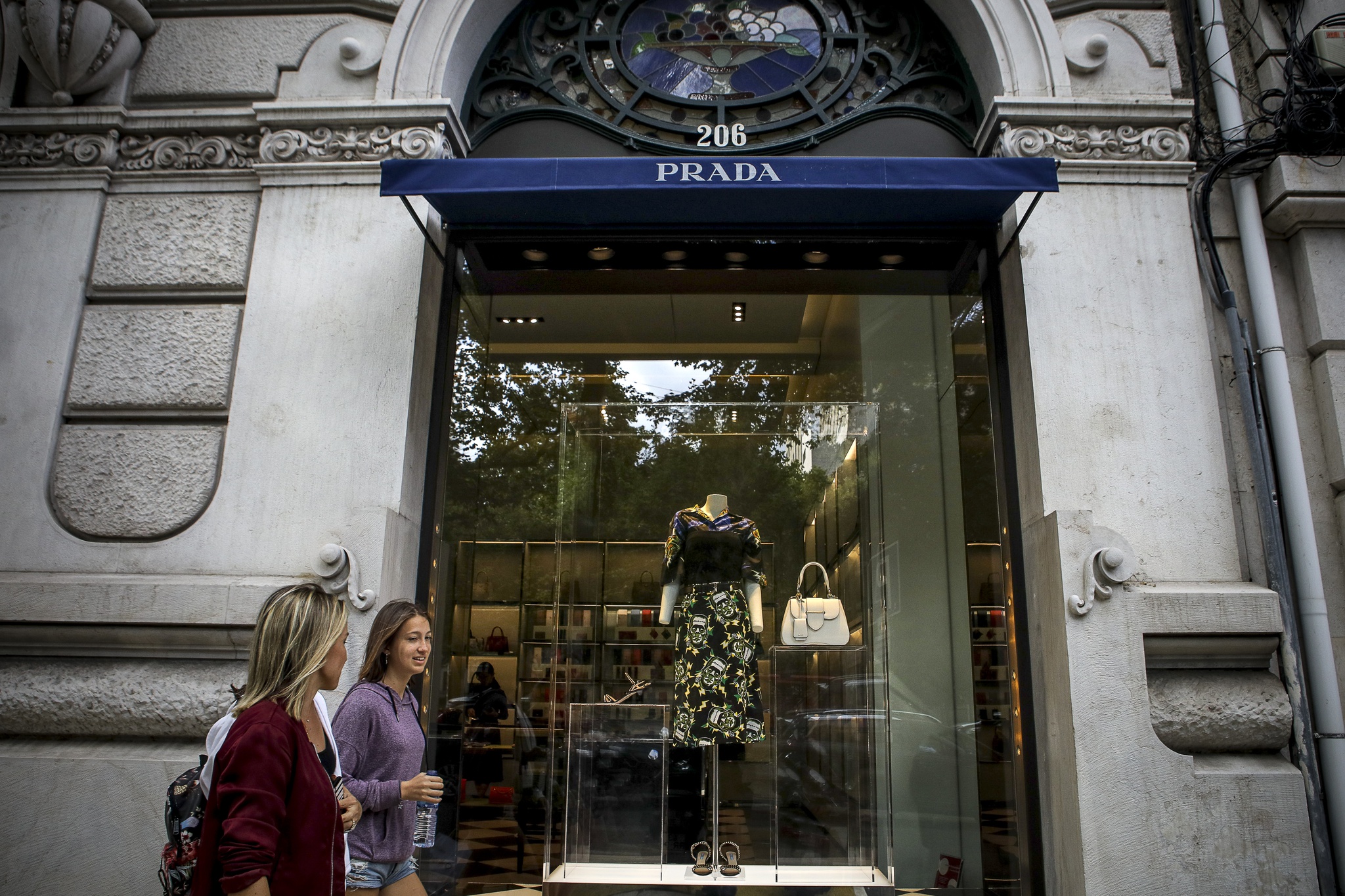 Prada foca nas peças mais caras como forma de combater