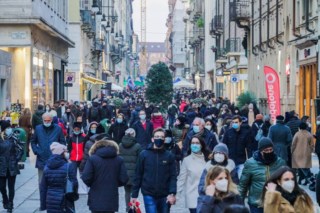 As multidões são irracionais, irresponsáveis” – Itália, Países Baixos e  Inglaterra fecham para Natal e Ano Novo | Covid-19 | PÚBLICO