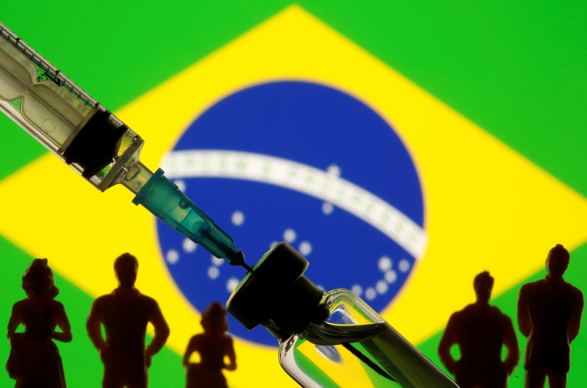Covid-19: no Brasil, a vacinação é só mais um capítulo do confronto  político | Coronavírus | PÚBLICO