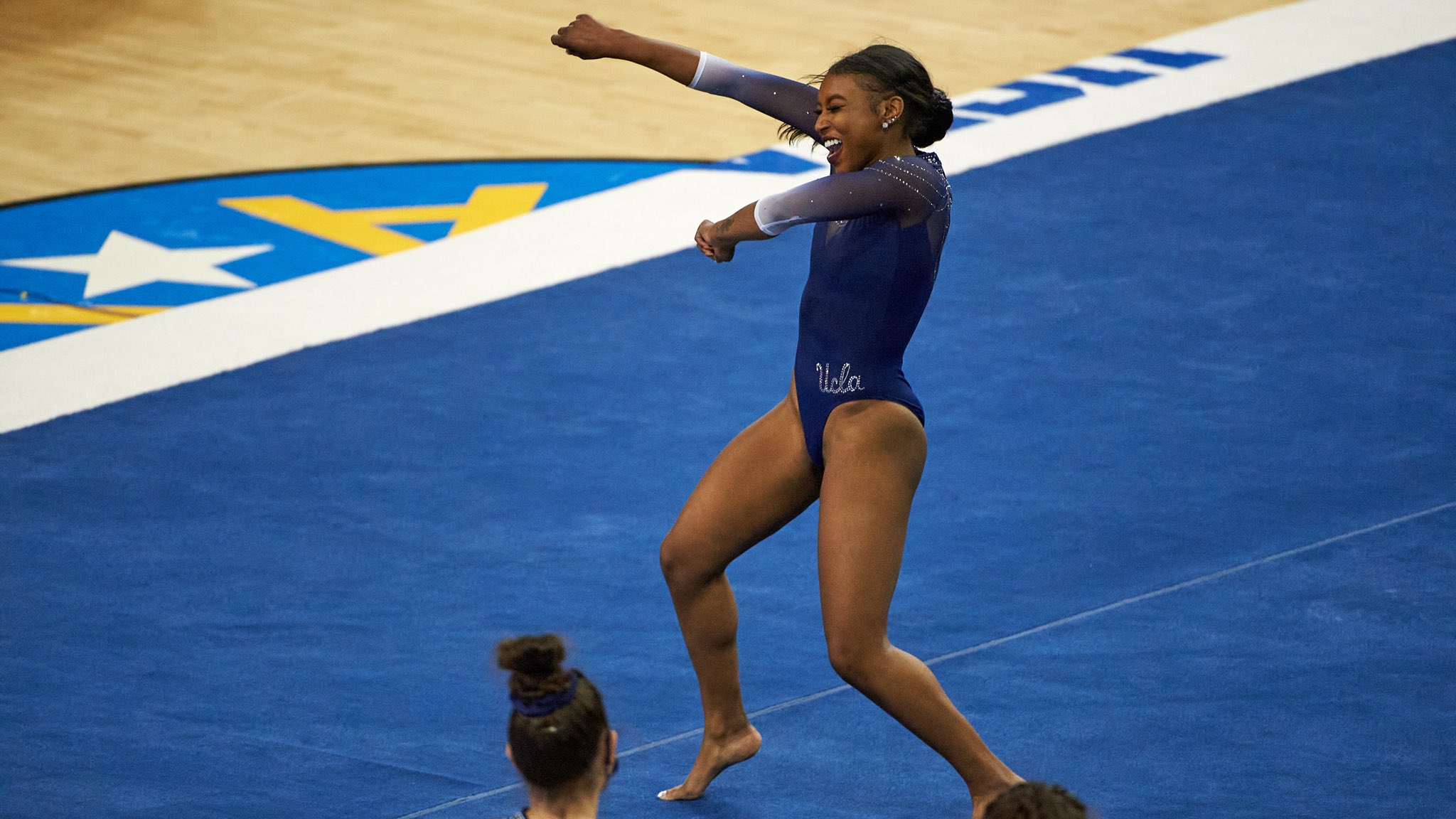 Nia Dennis, a ginasta que fez “uma festa de dança” — e um tributo à cultura  negra | Ginástica | PÚBLICO