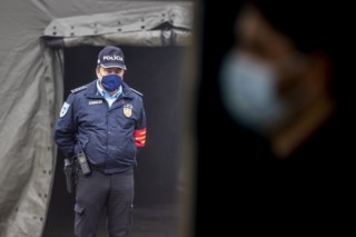 Porque chocar medio litro Covid-19: gabinete de psicologia da PSP apoiou 4650 polícias desde o início  da pandemia | Coronavírus | PÚBLICO