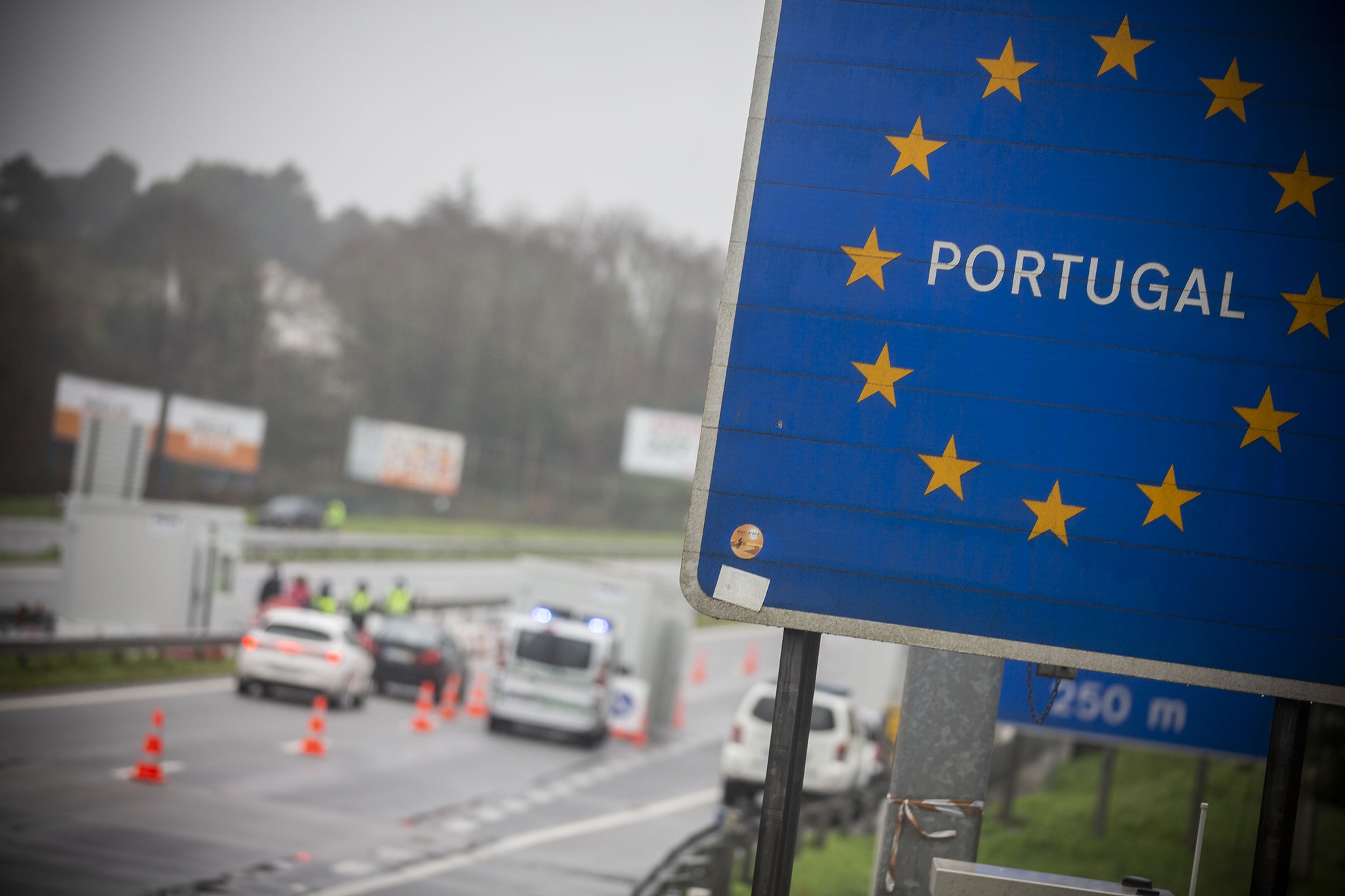 GNR - Guarda Nacional Republicana - Fronteira Terrestre entre Portugal e  Espanha Na sequência da pandemia de COVID-19 e, para segurança de todos, as  fronteiras terrestres entre Portugal e Espanha fecham a