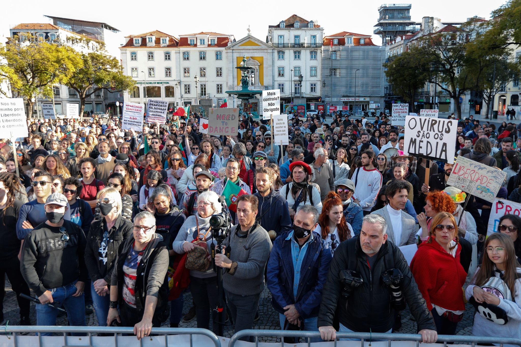 França tem novo dia de protestos contra passaporte da vacina