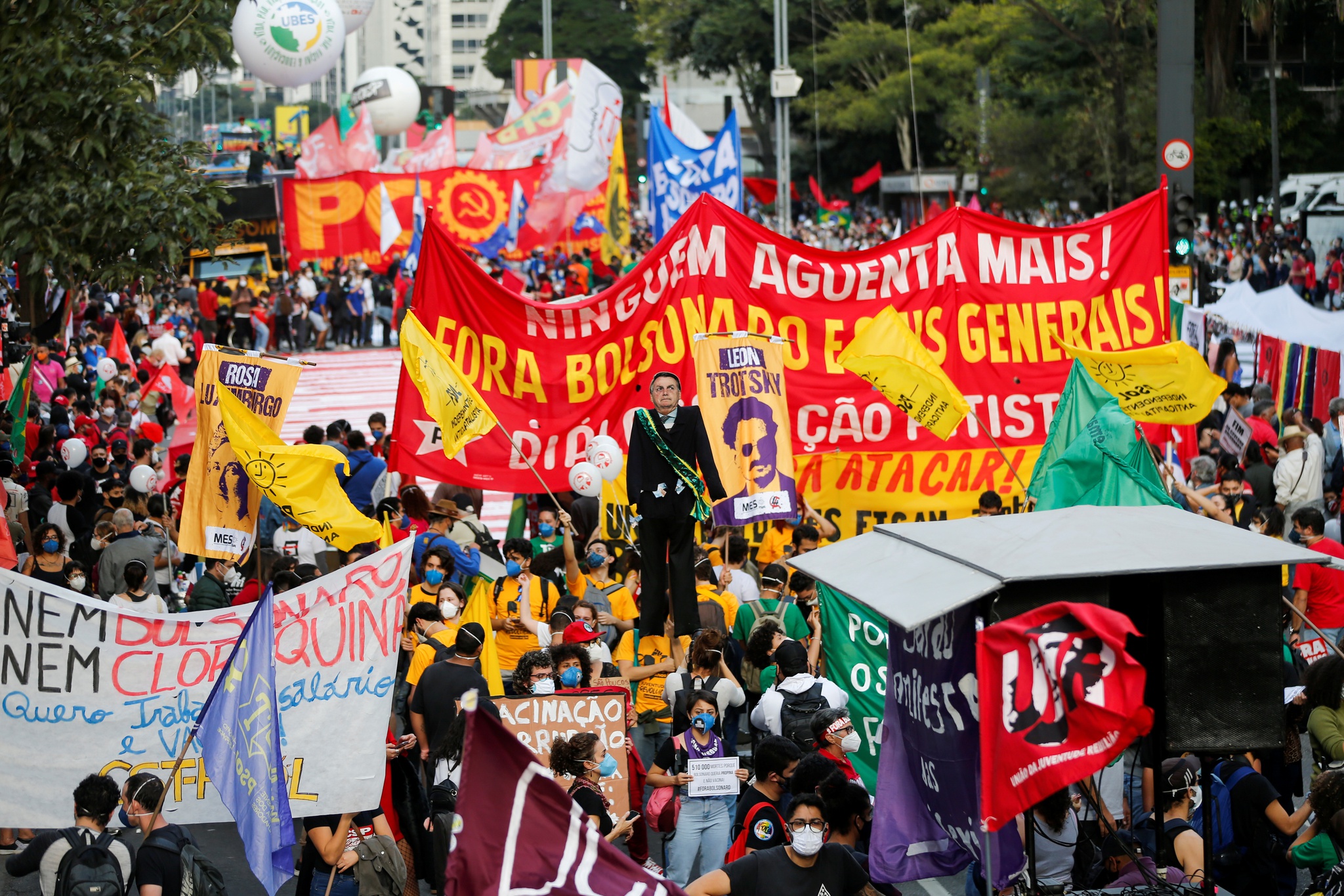 Brasileiros voltam a sair às ruas para pedir a destituição de Bolsonaro